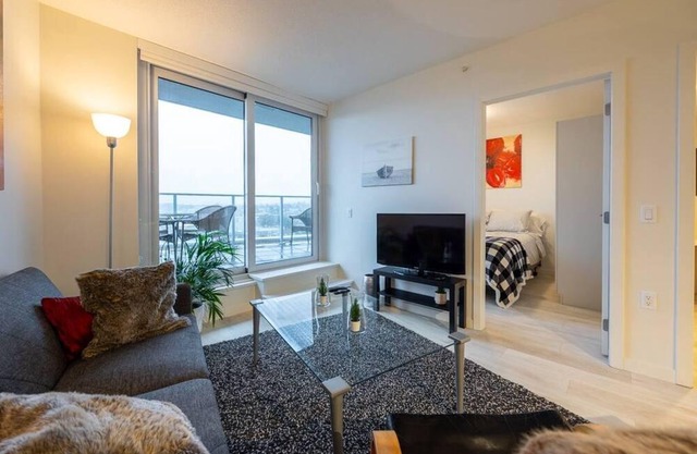 1 Bd Penthouse with Lg Deck+Parking (30 day min)