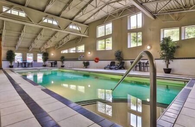 1 BDRM Condo - Great location - Hot tub and pool