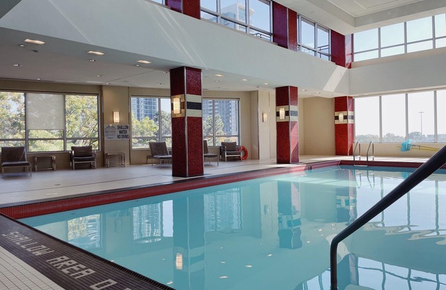 1 BDRM w pool. Perfect location. Free parking