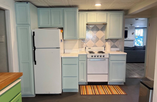 1 Bdrm; Walk to beach; Under 2 miles to hospitals, universities & downtown