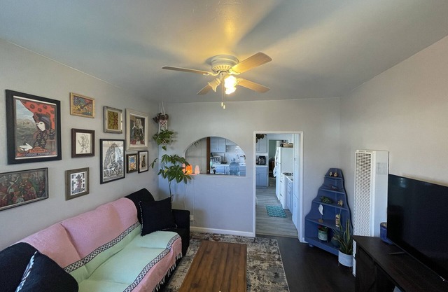 1 Bed 1 Bath 5 miles from Beach Washer/Dryer in unit