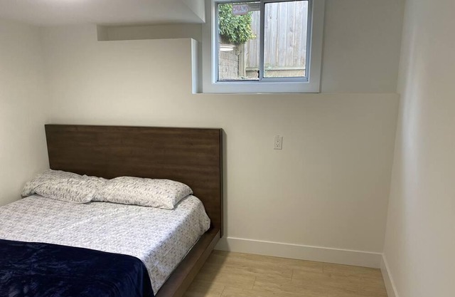 1 bed, 1 bath spacious suite mins to airport and hwy 1