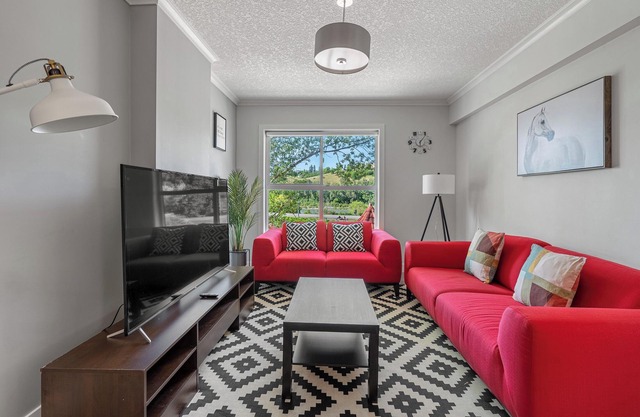 1 Bed + 1 Bath Vibrant, Stylish & Cozy Waterfront Condo in Downtown