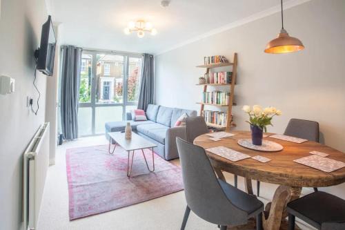 1 bed Apartment in London with Balcony Sleeps 2