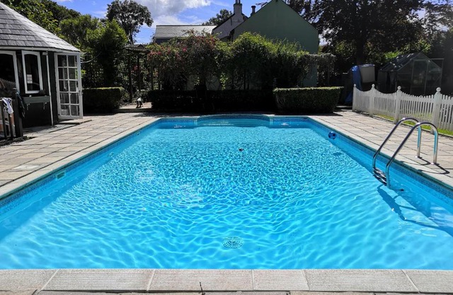 1 Bed Cottage-Sleeps 3-Pool-Pets-near St Ives