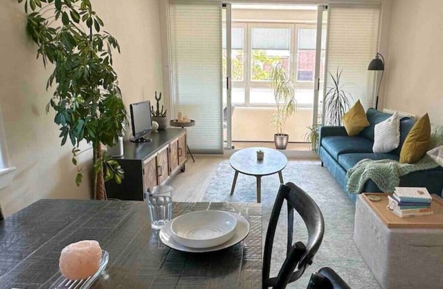 1 Bed Flat 2 mins Train | 12 mins Elizabeth Line