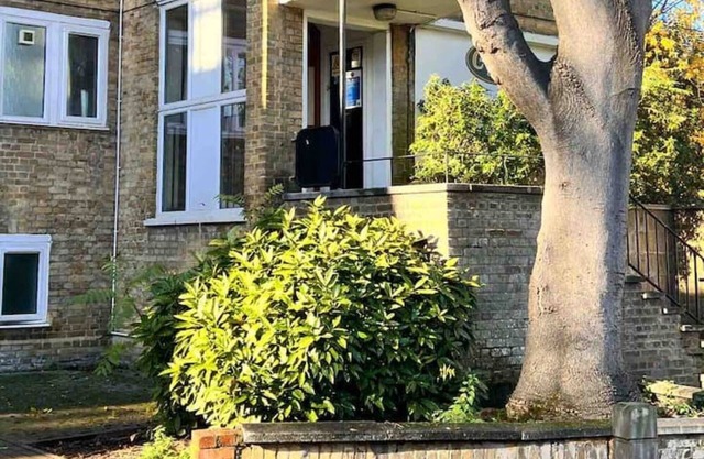 1-bed flat by leafy Putney Heath