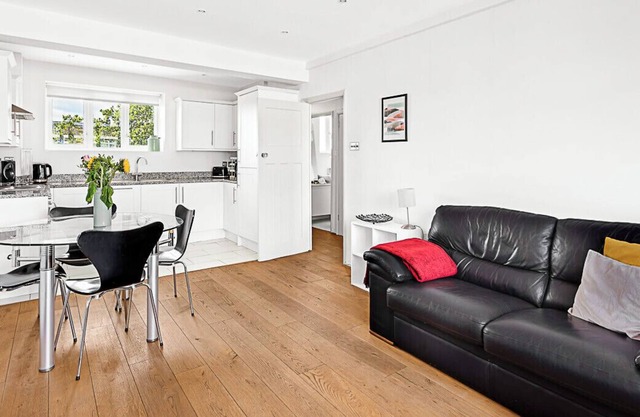 1-Bed London Bliss: Putney Gem