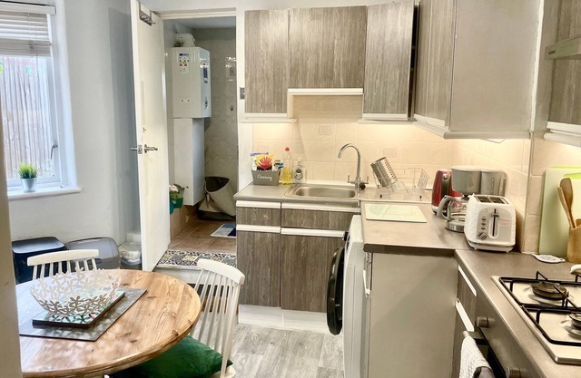 1-bed Victorian gf Apartment in London