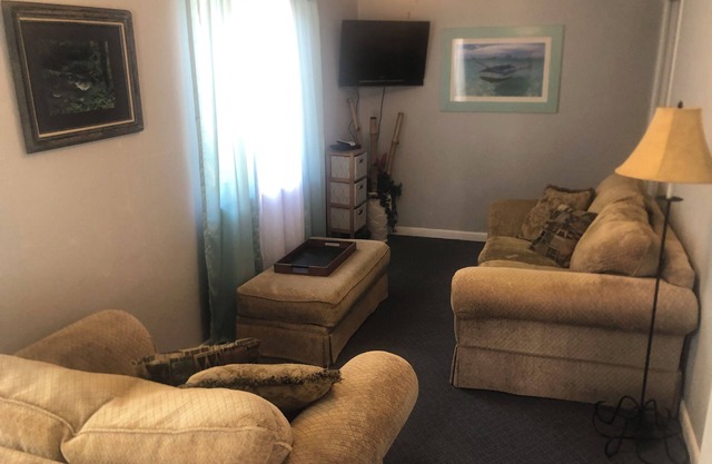 1 bedroom 1 bath full kitchen 2 twin beds