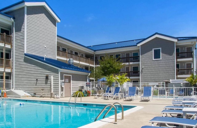 1 Bedroom/1 Bath Hidden Gem - Walk to the Beach or Relax Poolside! Sleeps 6.