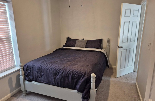 1 Bedroom 1 bath with 3 car parking. Side Yard, Carolina Beach.5 minutes away.