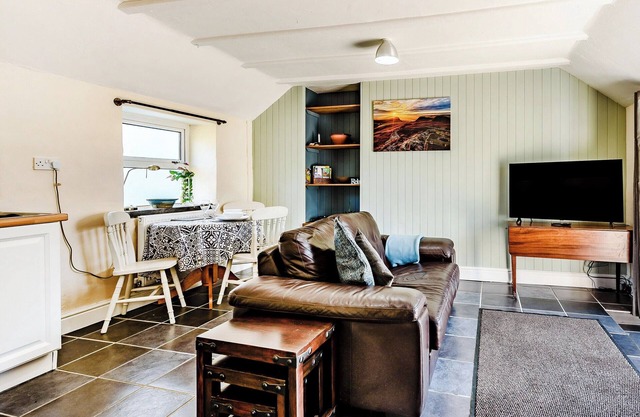 Picked for its beautiful hamlet location and close to the coast - a perfect couples retreat.
