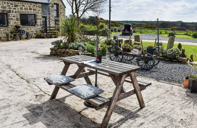 Owls Roost offers couples an ideal retreat, located in the rural area of Porkellis.