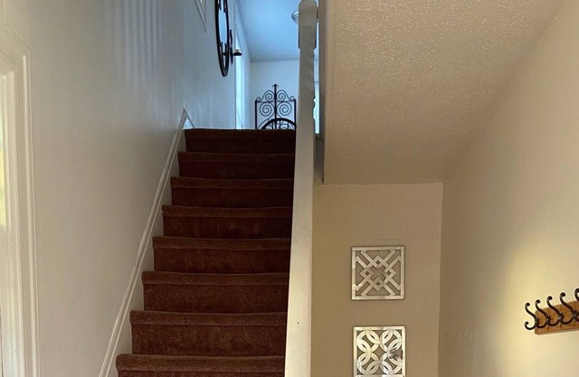 1 bedroom apartment-Close to train-easy commute to NYC 2nd floor