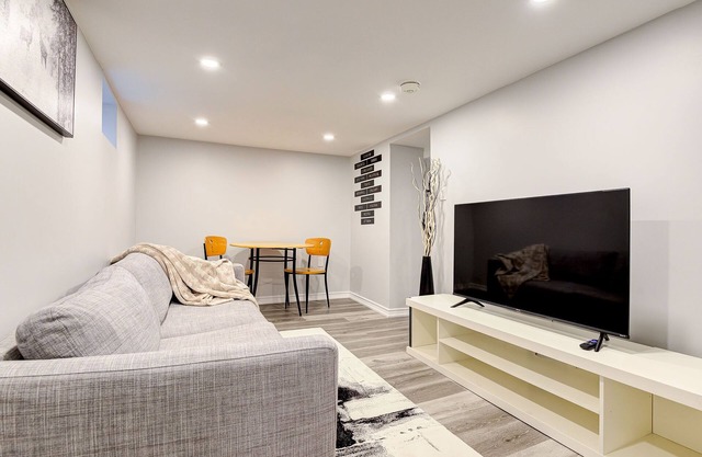 1 Bedroom Apartment Downtown - Close to Hospital and University