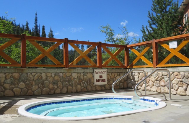 1 bedroom apartment in village centre, ski in/out