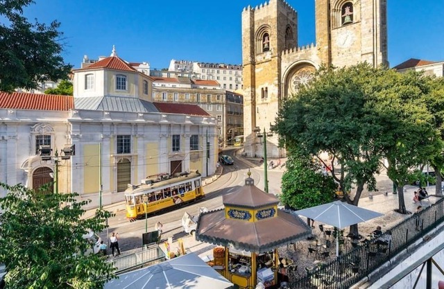 1-bedroom apartment right next door to Sé (Cathedral)