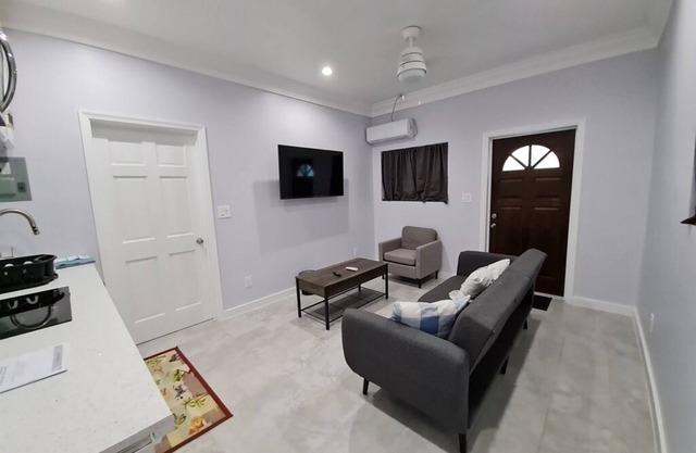 1 Bedroom Apartment Unit 2 Is family+pet friendly
