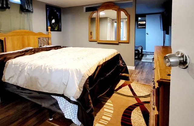 1 Bedroom Apt Hartford - Southwest Corner.
