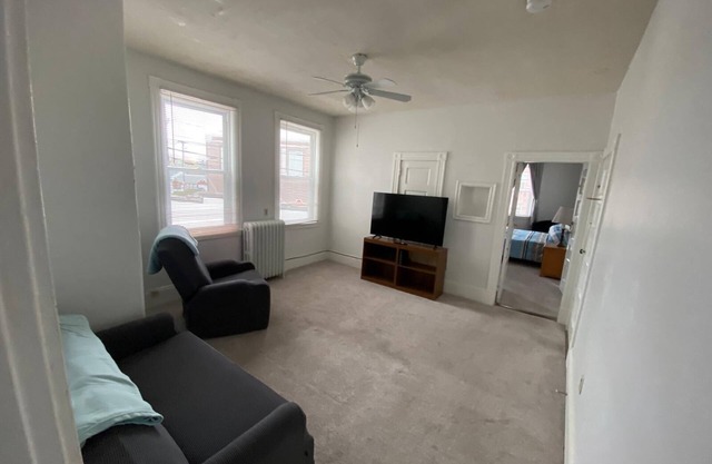1-bedroom apt. in Revere with WiFi and AC. 10 min walk to beach and T-stop.