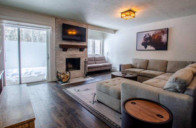 1-Bedroom Aspens Condo with Fireplace