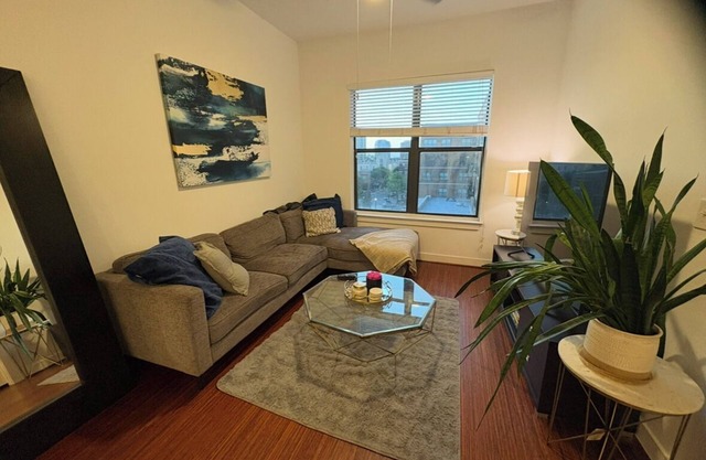 1-bedroom boutique apartment in charming Dallas w free parking & WiFi.