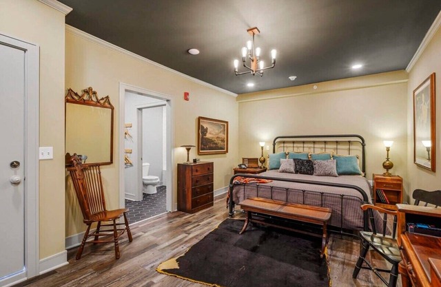 1 Bedroom Charmer Near boutiques Downtown