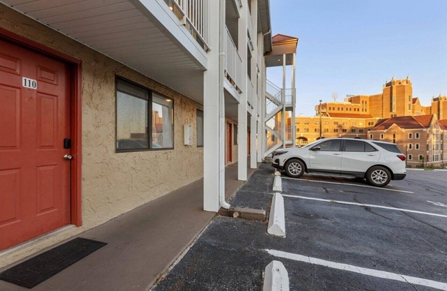 1 Bedroom Condo Shadowing Doak Campbell Stadium
