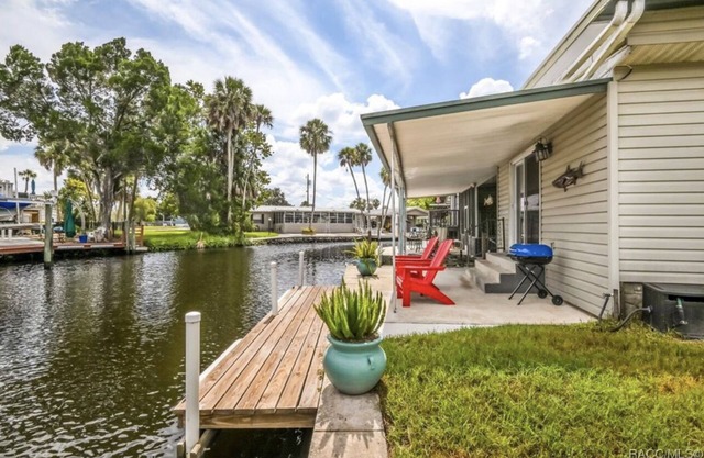 1-bedroom cottage and private boat dock on deepwater canal close to the springs