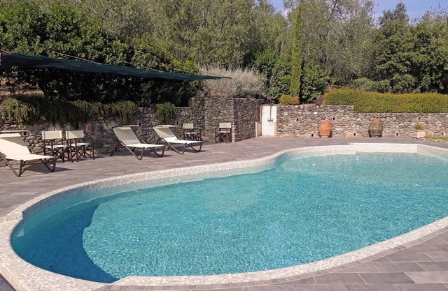 1 værelses sommerhus med pool og dejlig have nær restaurant