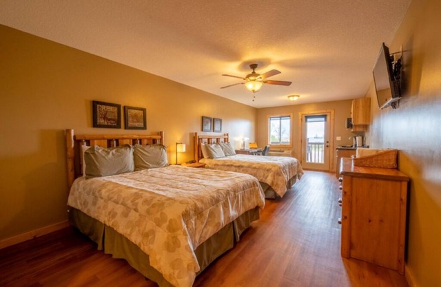 1-bedroom double queen hotel Cabin 13, overlooking Mille Lacs Lake