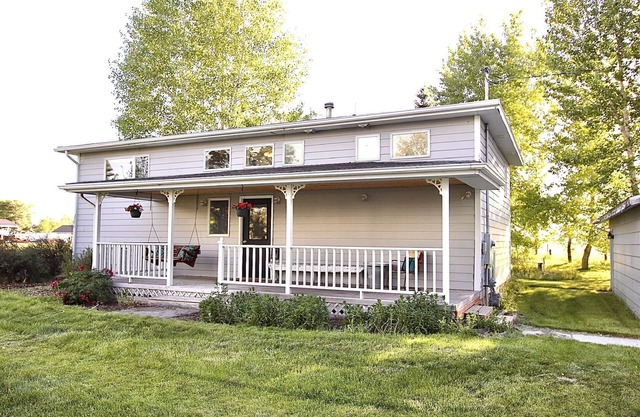 1 bedroom farmhouse on 2 lovely acres on the outskirts of Bozeman, Pets Allowed