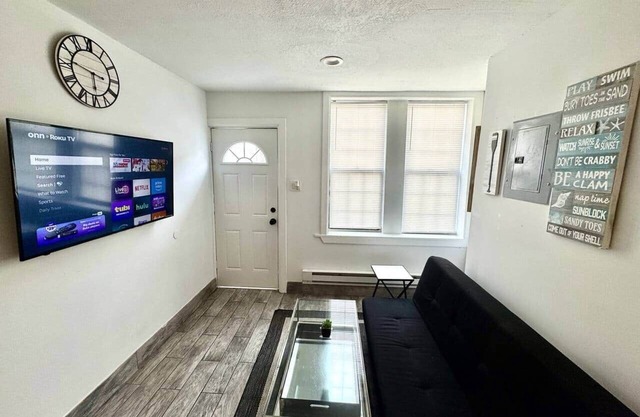 1 bedroom full kitchen 2 blocks from beach.