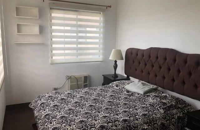 1 Schlafzimmer voll möblierte mittelgroße Wohnanlage mit Blick auf die Stadt.