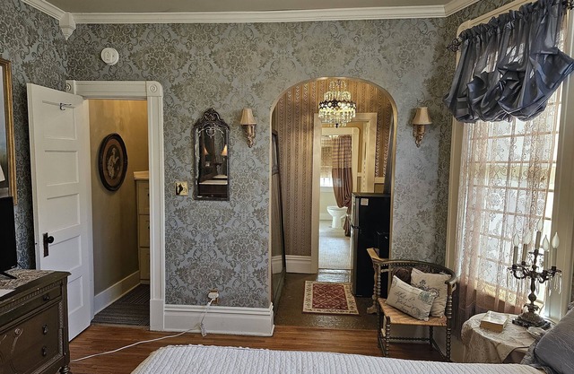 1 bedroom furnished suite in Historic home perfect for traveling professional