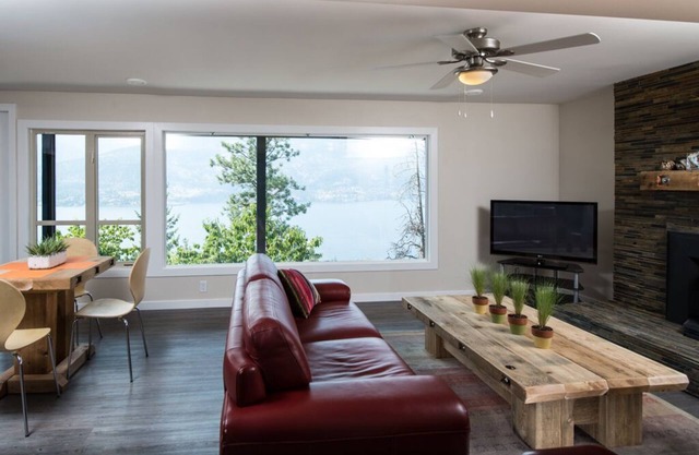 1 Bedroom Furnished Suite - w/SPECTACULAR LAKE VIEW and Kayaks
