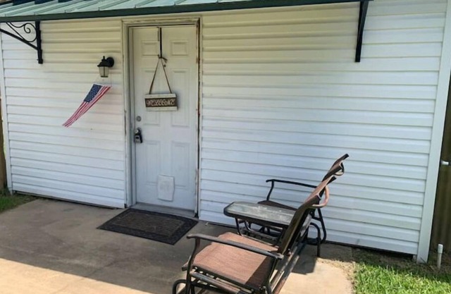 1 bedroom house- personal driveway/yard