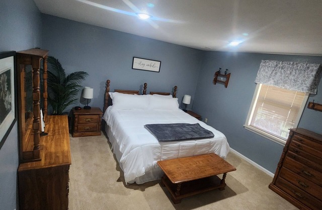 1-bedroom house with coutry side appeal, 10 min from town with AC/heat, WiFi