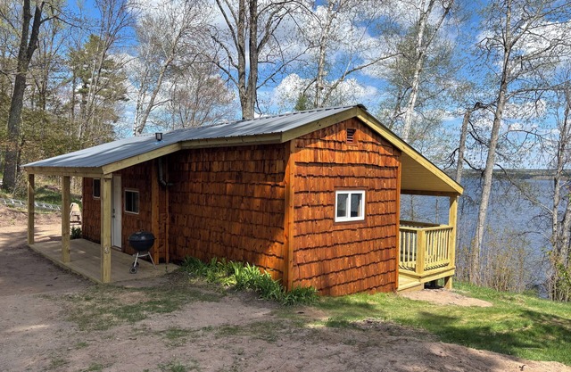 1 bedroom lake front property. Pet friendly.