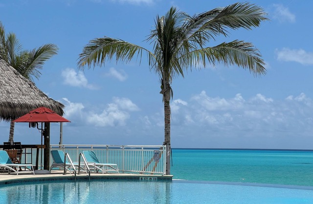 1 bedroom+loft with 2 full bath steps from the beach, Infinity pool and Tiki bar