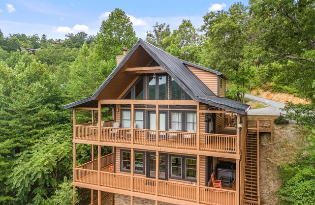 1 Schlafzimmer Blockhaus in der Nähe von Pigeon Forge Spectacular View wifi Billardtisch Whirlpool.