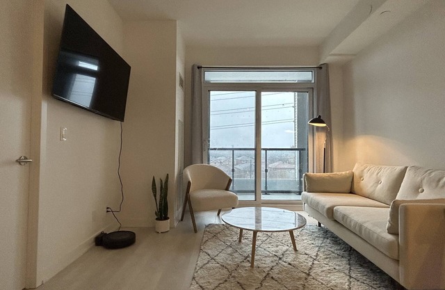 1 Bedroom Luxury Condo Apartment In The Heart of Thornhill | Parking Included