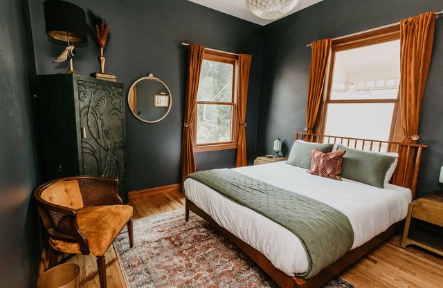 1 bedroom Modern Victorian in heart of downtown