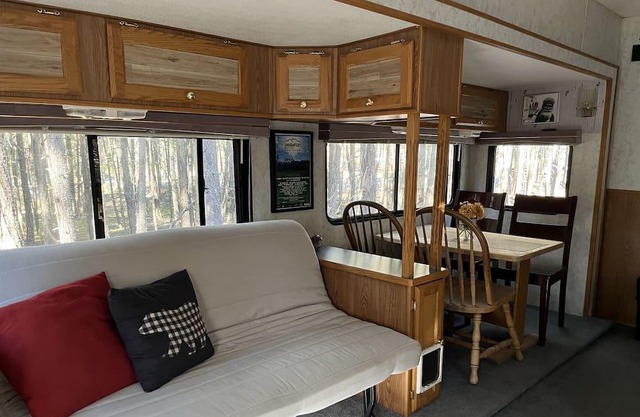 1 Bedroom RV on Delightful 10 Acre Homestead