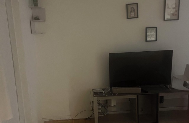 1 bedroom shared kitchen and bathroom