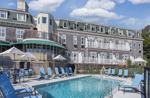 1 Bedroom Suite w/ Kitchenette near Newport, overlooking the bay! Sleeps 4