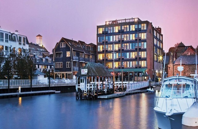 1 Bedroom Suite w/ Kitchenette, in Newport, at Inn On The Harbor Resort!!
