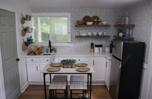 1-bedroom tiny home with AC and WiFi in Dawsonville, GA across from Lake Lanier