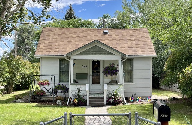 1-bedroom vacation home in a quiet neighborhood just 4 minutes to the Wind River